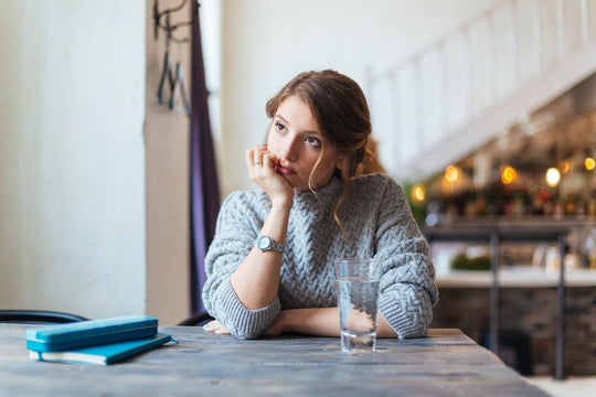 Tóc rụng. Mụn nổi đầy. Làm sao cho hết?